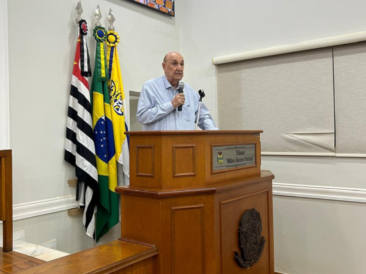 Aposentado após 56 anos de carreira, médico José Kalil recebe moção de aplausos