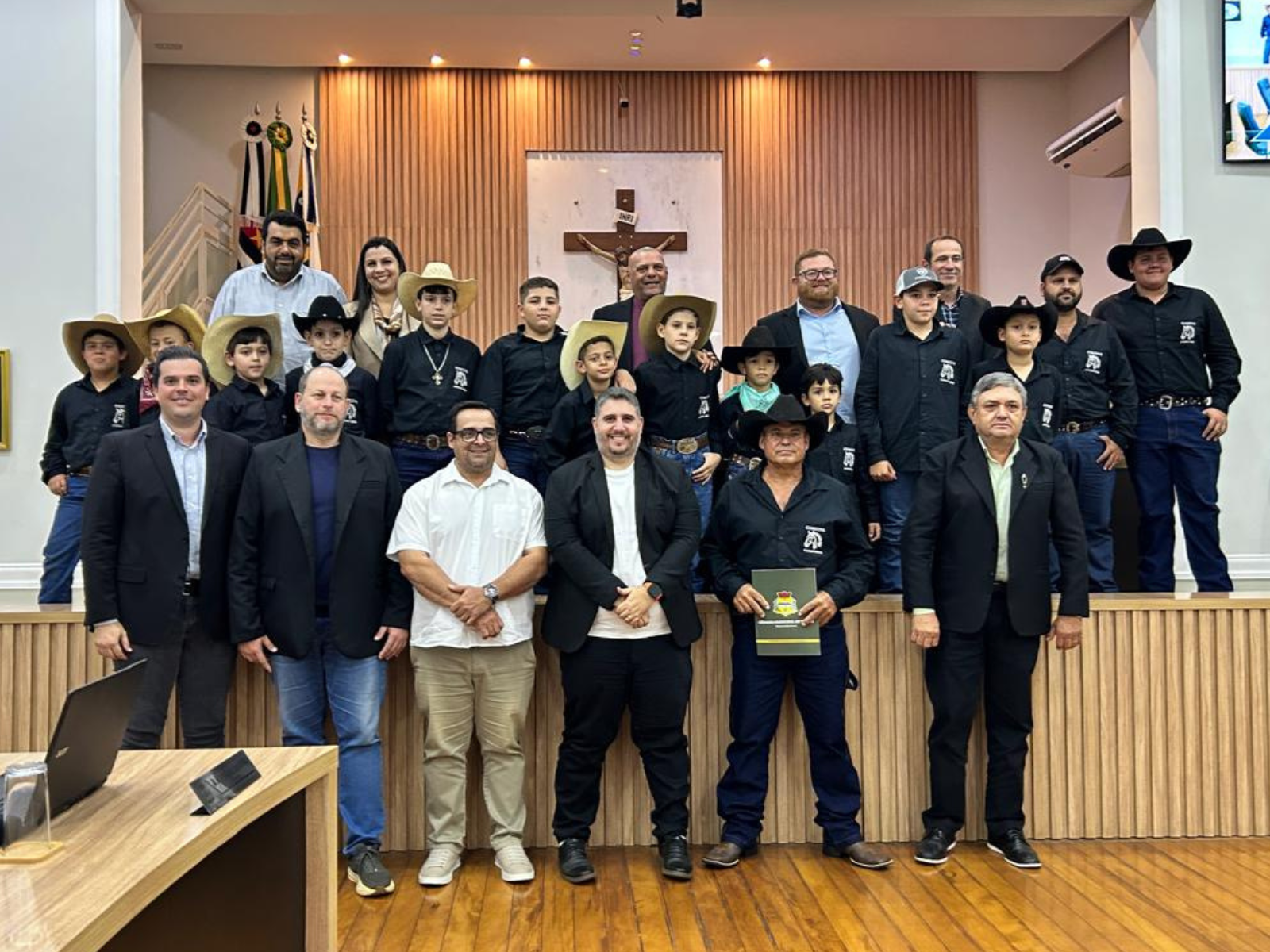 Comitiva Cowboy Mirim recebe reconhecimento por ação social e educativa com crianças em Tanabi