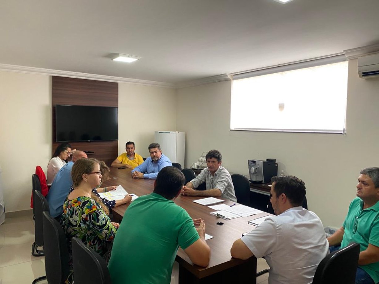 Vereadores se reúnem para debater temas como as comissões permanentes, concurso público entre outros.