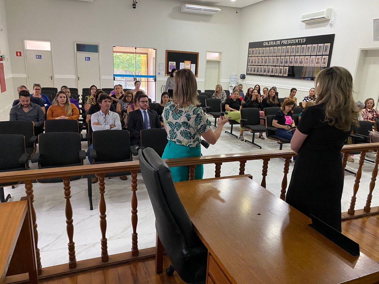 Ministério Público realiza reunião sobre violência doméstica contra mulher.