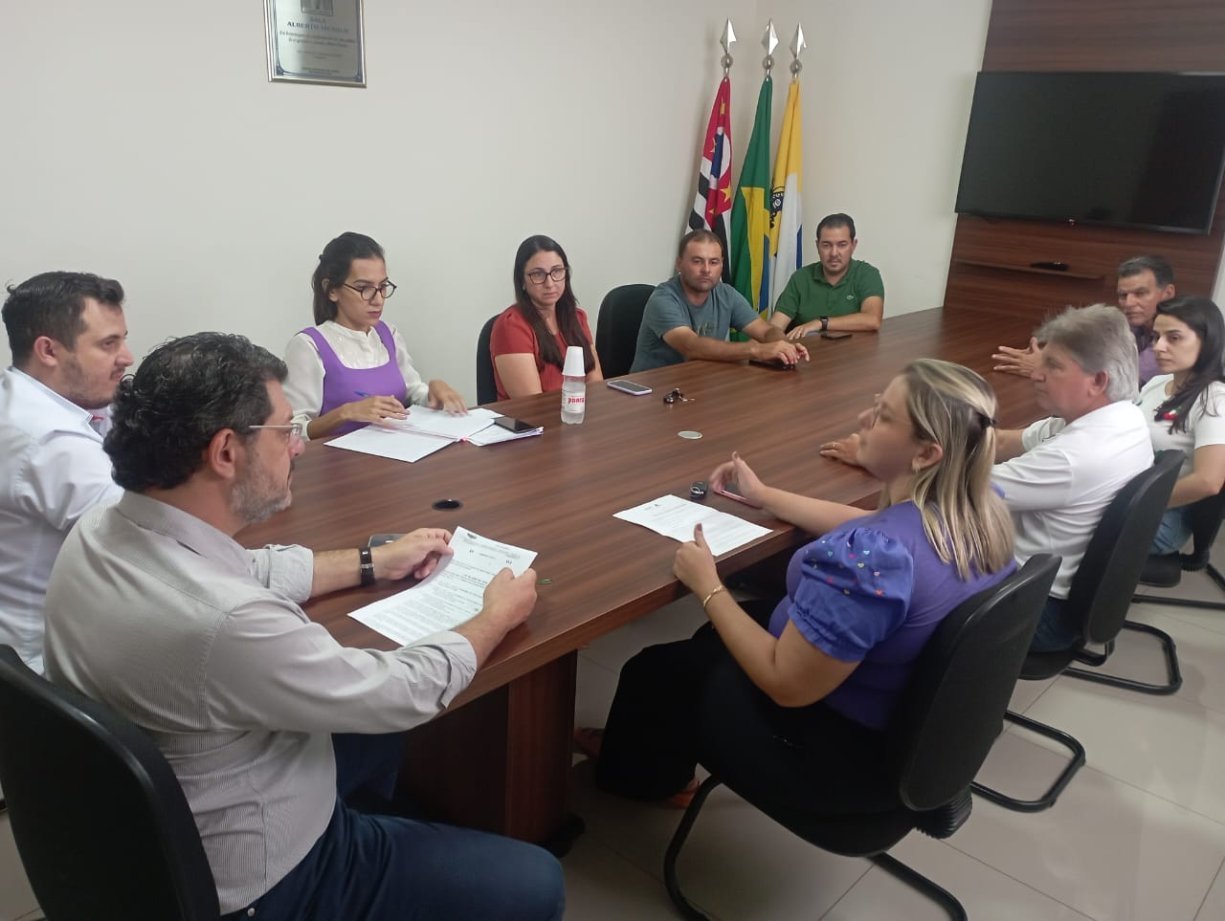 Vereadores se reúnem com proprietários de farmácias do município.