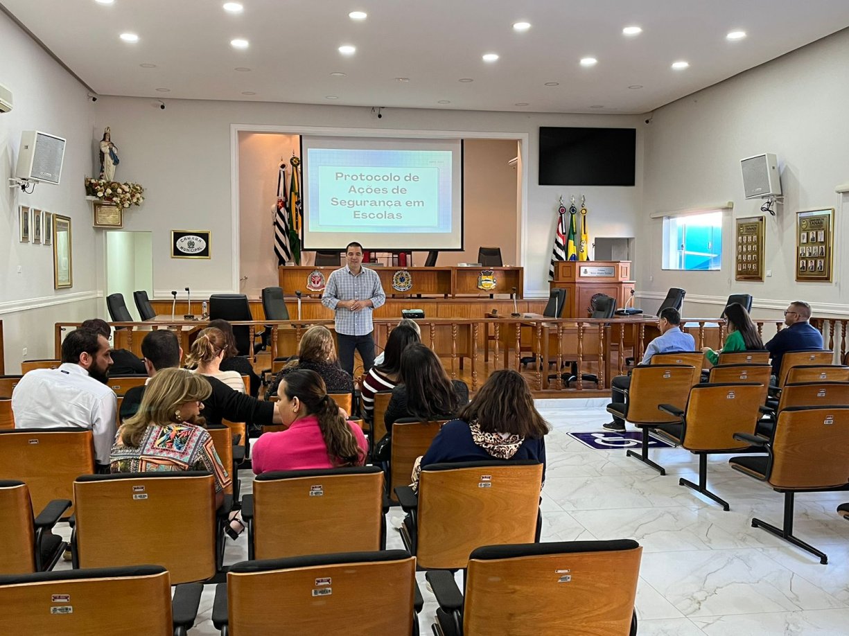 Capitão Kunii realiza palestra sobre segurança nas escolas.