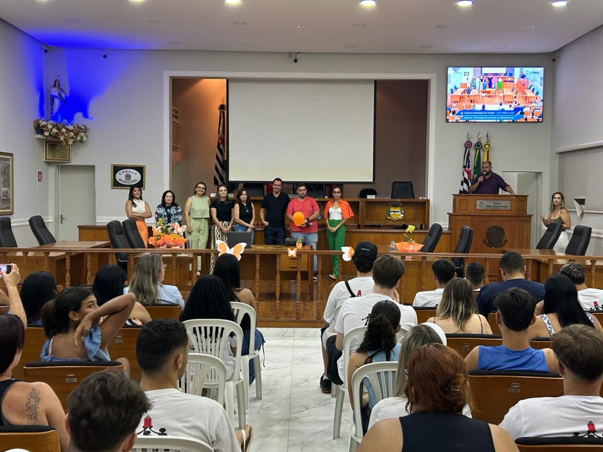 Palestra sobre prevenção da gravidez na adolescência reúne dezenas de pessoas na Câmara