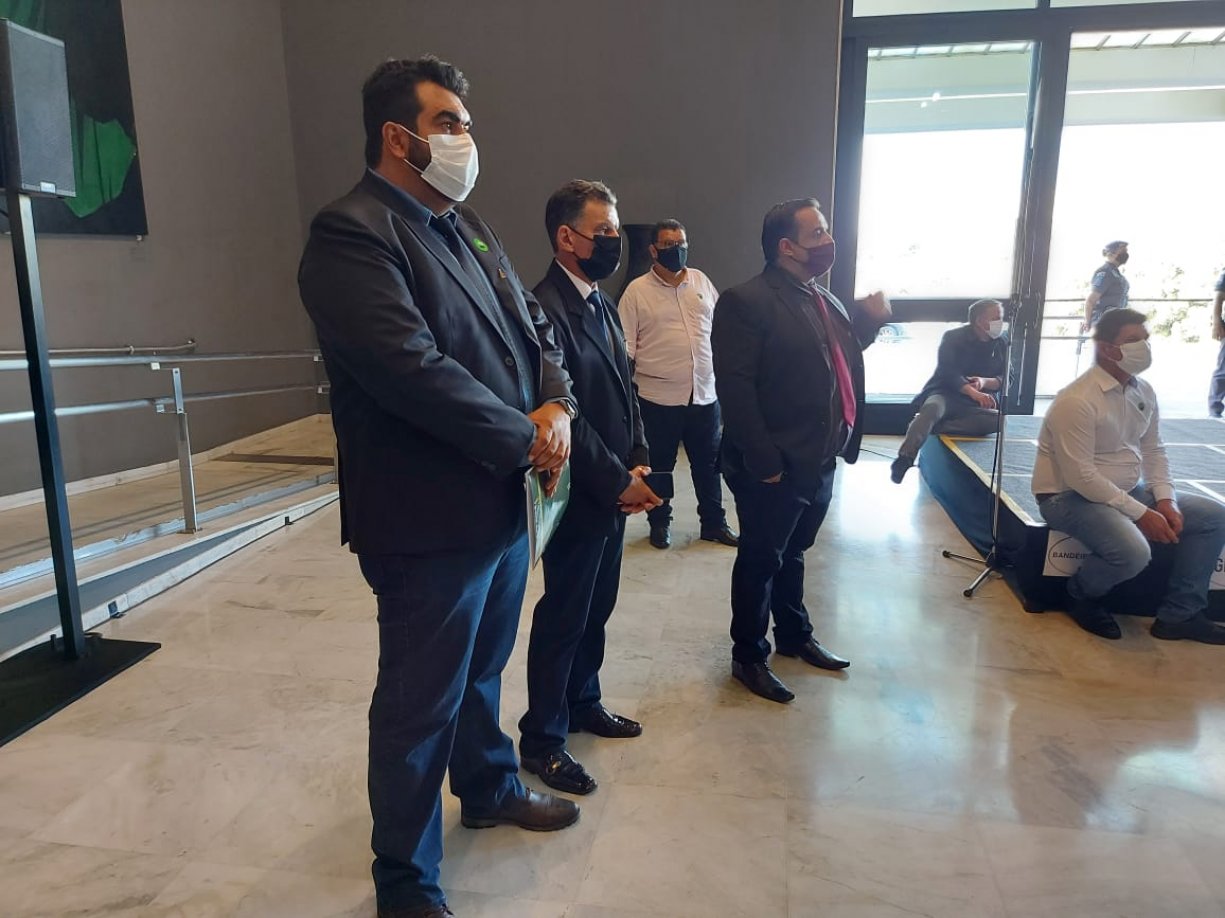 Vereadores participam do lançamento do programa Nossa Rua e da criação de 31 regiões do Estado