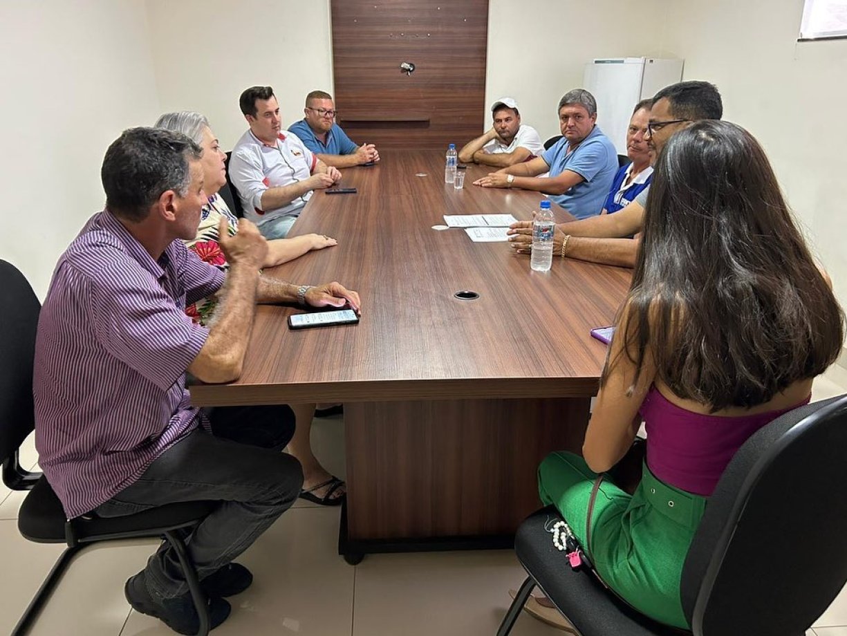 Sindicato dos Servidores Públicos Municipais e vereadores discutem sobre a licença prêmio.