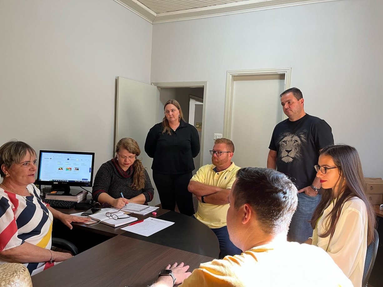 Vereadores se reúnem com a Secretaria Municipal da Educação.