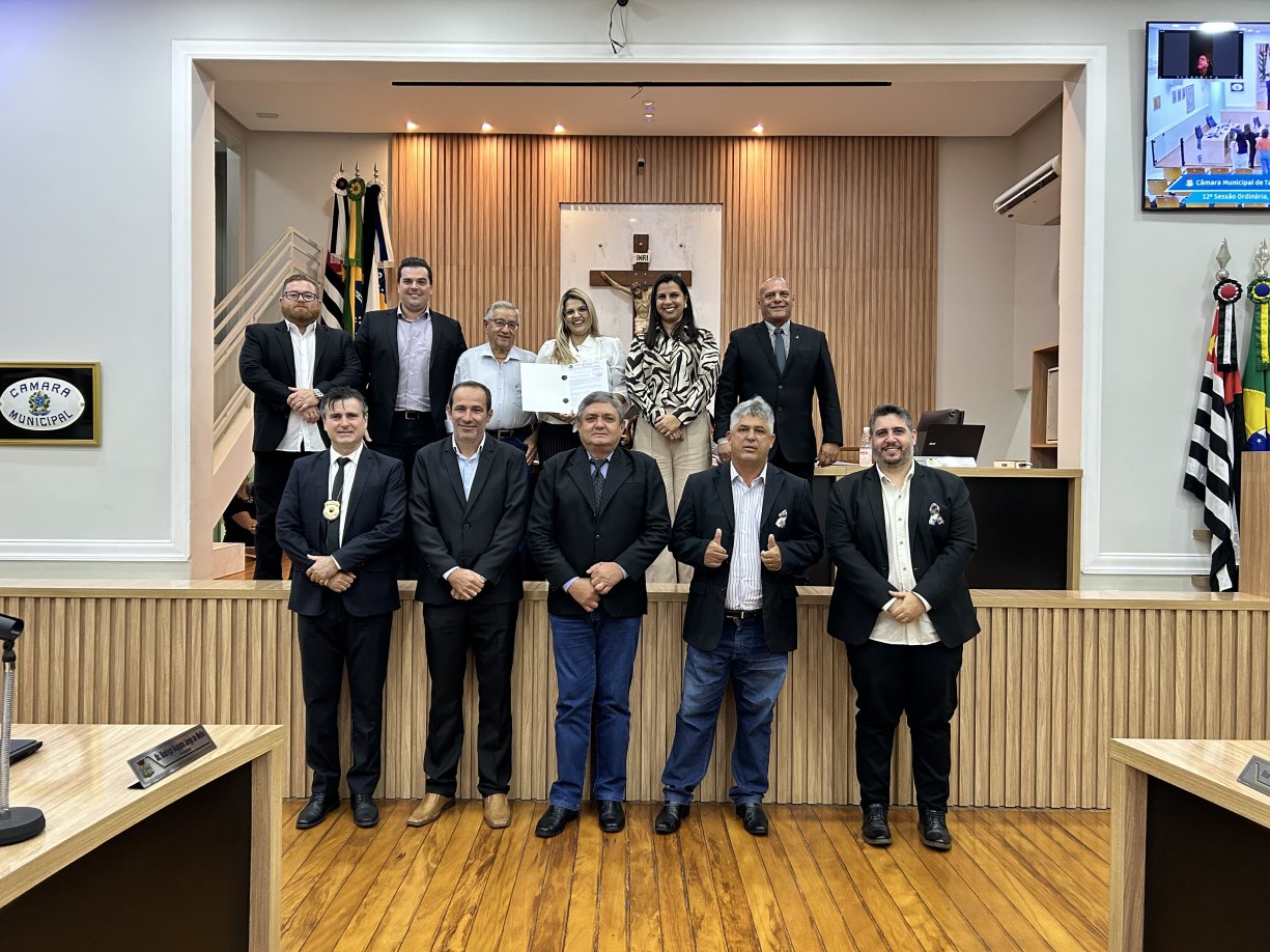 Secretária Francieli Gonçalves Pereira recebe moção na Câmara