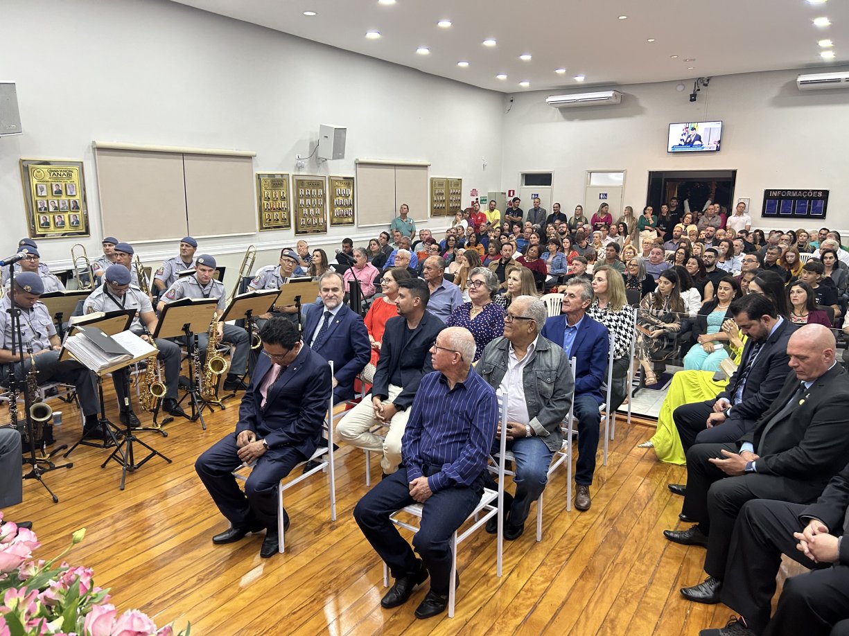 Em sessão solene na Câmara, 11 pessoas recebem títulos de cidadania
