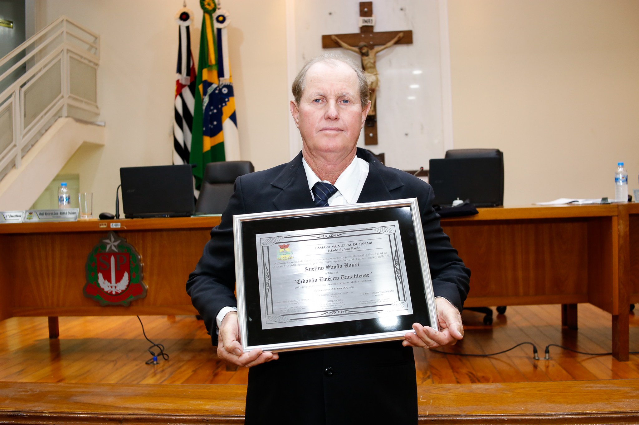 Câmara Municipal realiza a entrega do Título de Cidadão Tanabiense ao senhor Simão Rossi.
