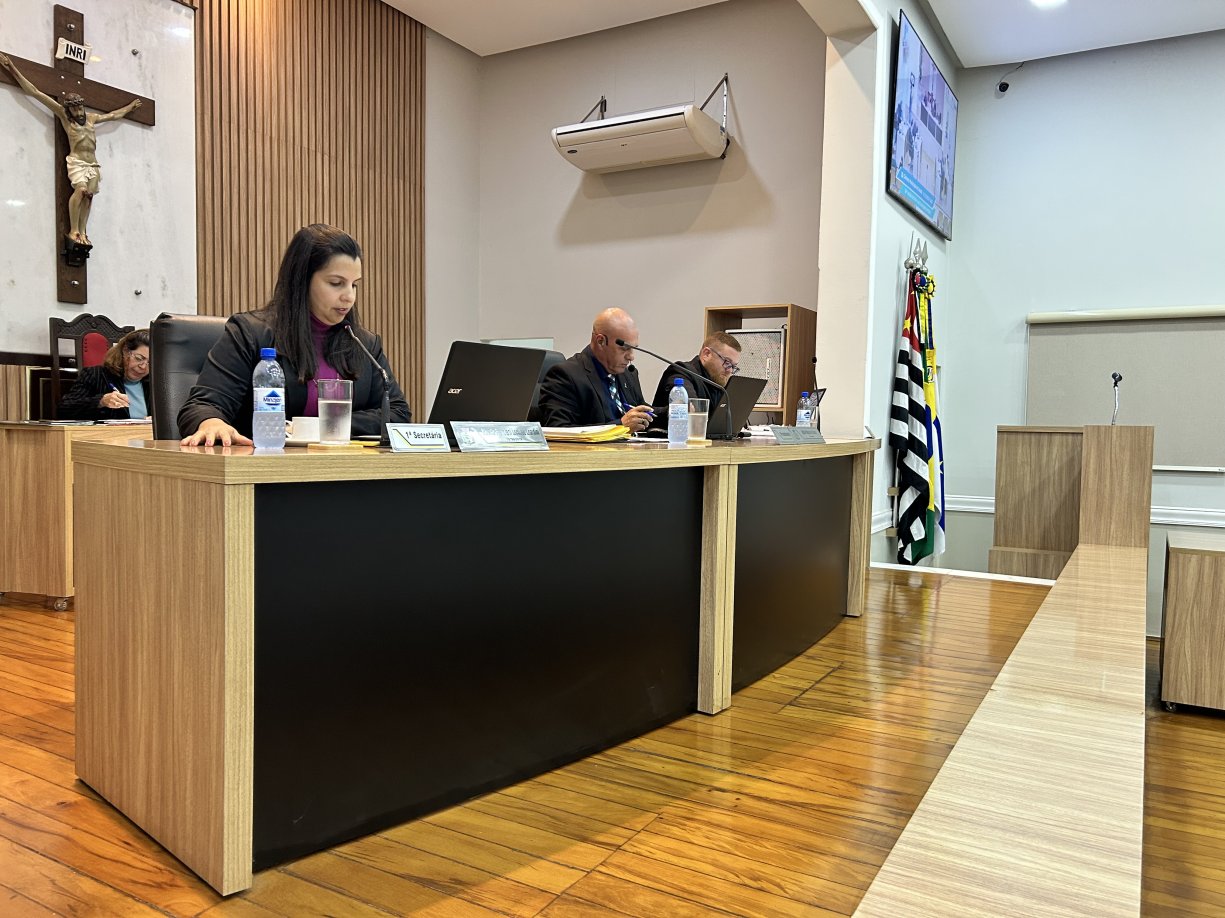 Quase 8 horas de trabalho: confira projetos aprovados na última sessão do semestre