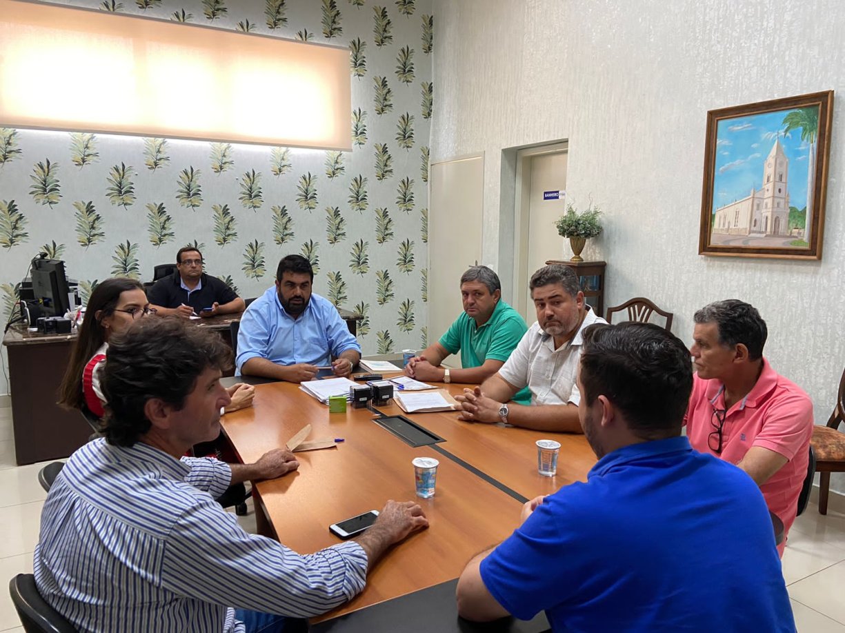 Vereadores vão até o gabinete do prefeito para resolver a questão do transporte público.