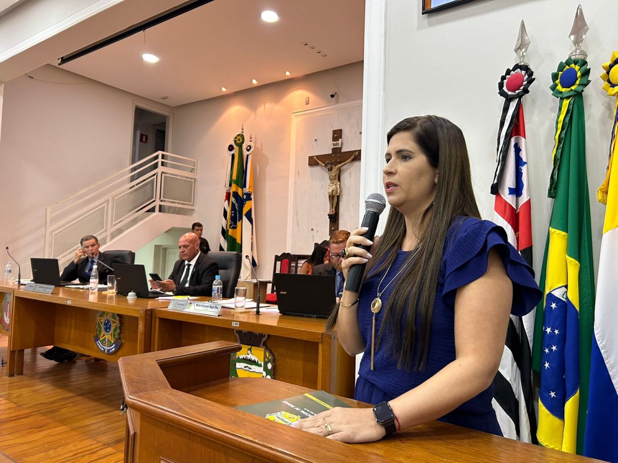 Professora Kethi Squecola recebe moção de aplausos