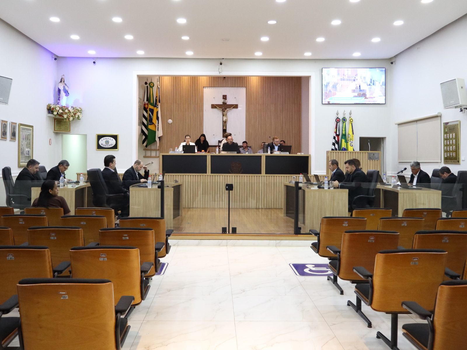 Aquisição de quatro ônibus é autorizada para atender diversas áreas do município