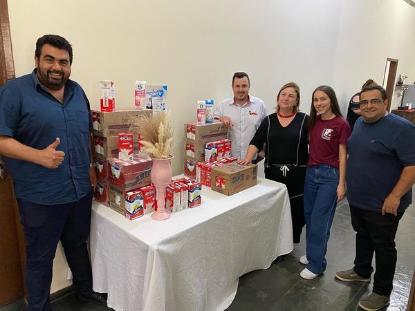 Presidente da Câmara, Dú Coxinha, vereador, Flavinho da Ivone e prefeito Xandão doam caixas de leite para instituição