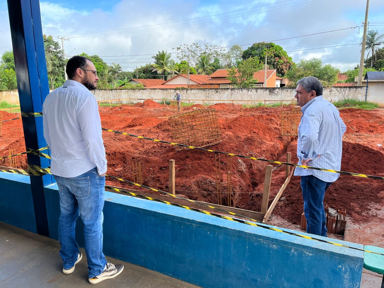 Vereador na condição de presidente da Comissão de Obras fiscaliza a Escola José Serafim da Silva.