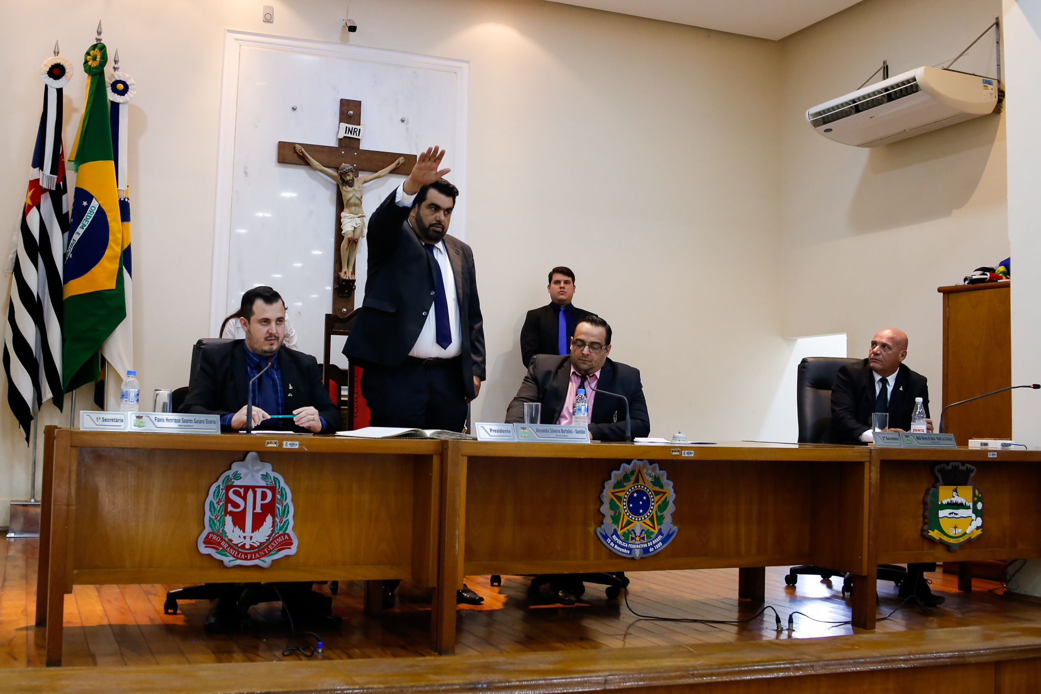 Sessão Extraordinária de Posse do Prefeito Interino e Presidente da Câmara Interino é realizada no município.