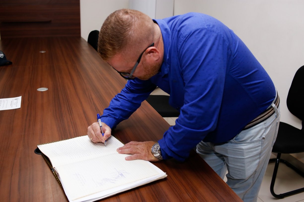 Câmara Municipal de Tanabi dá posse ao suplente Michel Pina.