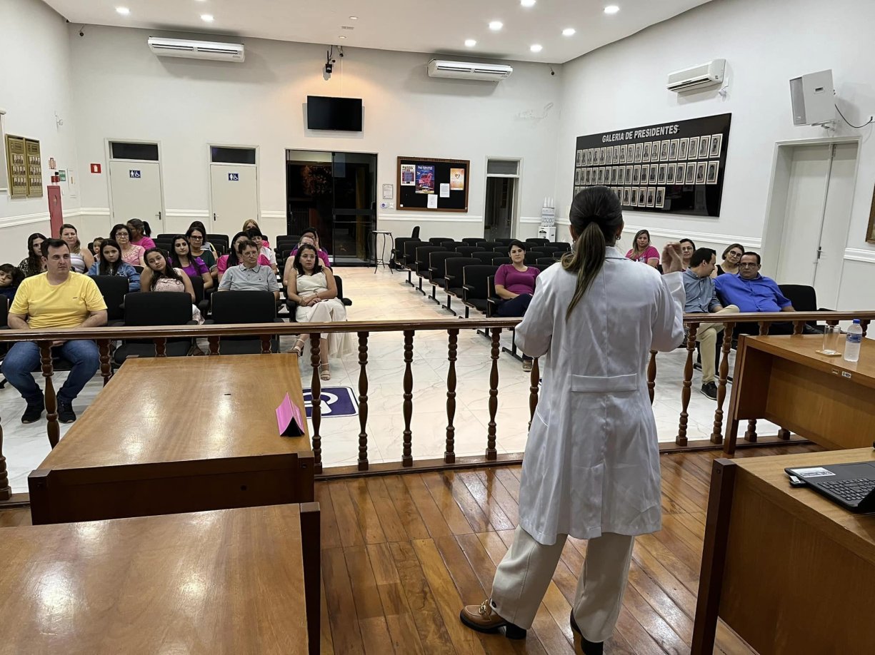 Câmara e Prefeitura realizam palestra sobre o Outubro Rosa.