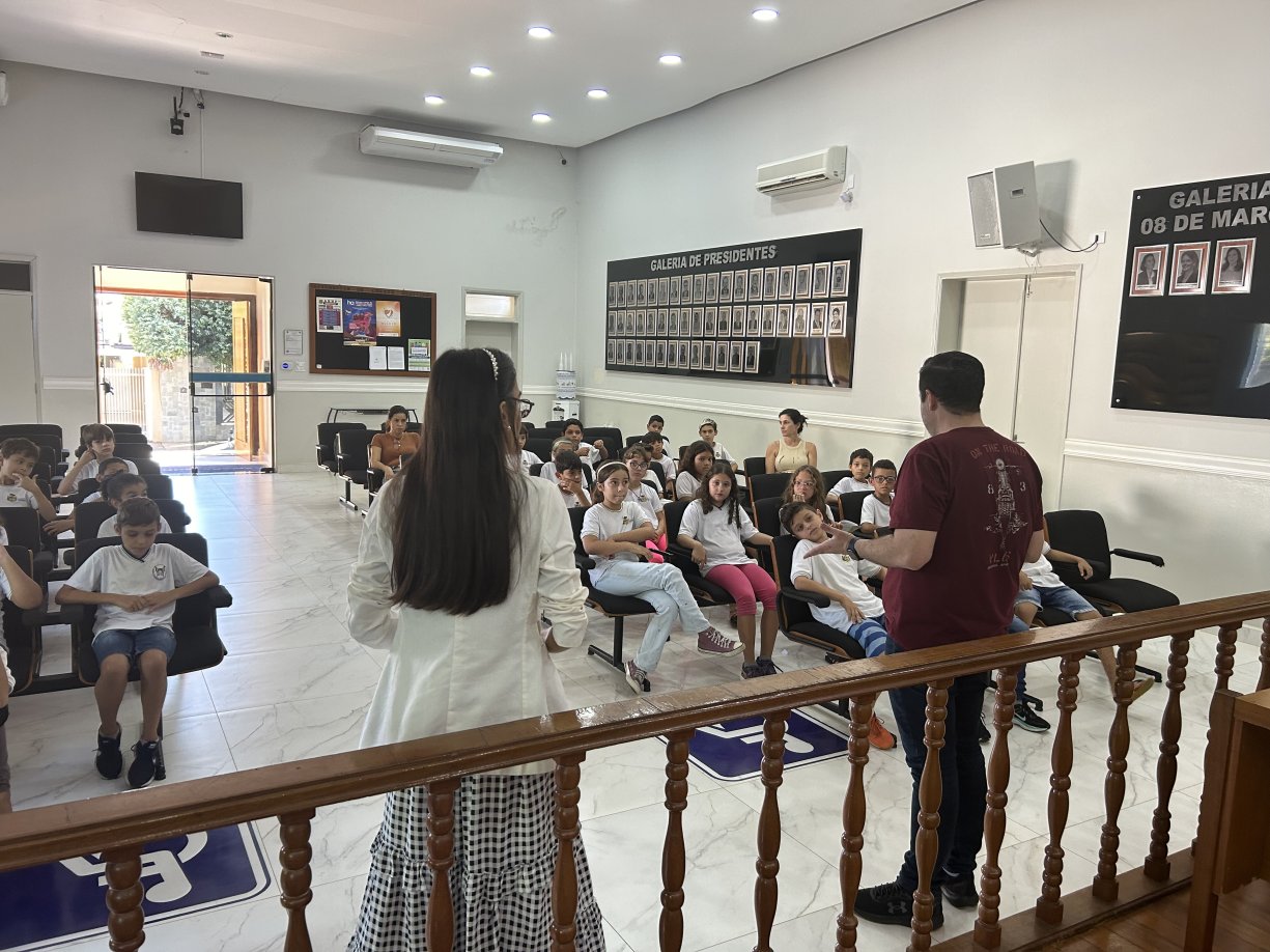 Pedido de ar-condicionado feito por alunos durante visita à Câmara resulta em indicação