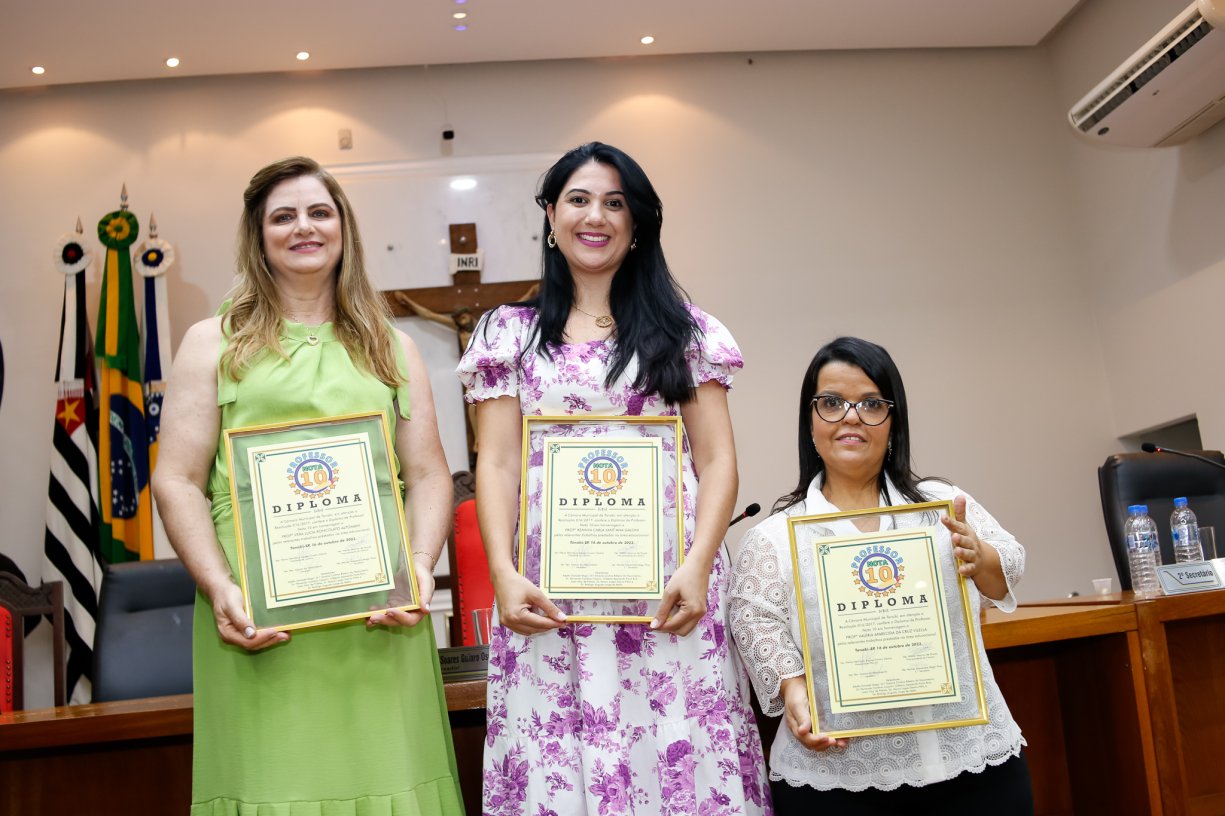 É realizada a Sessão Solene de entrega do Prêmio Professor Nota 10.