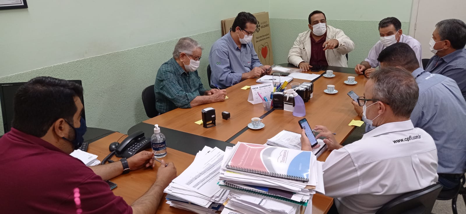CPFL, Vereadores e Prefeito se reúnem no gabinete.