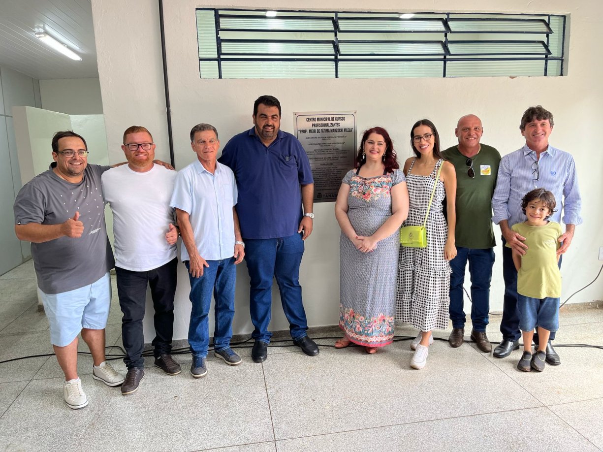 Vereadores comparecem a inauguração de centro de cursos profissionalizantes