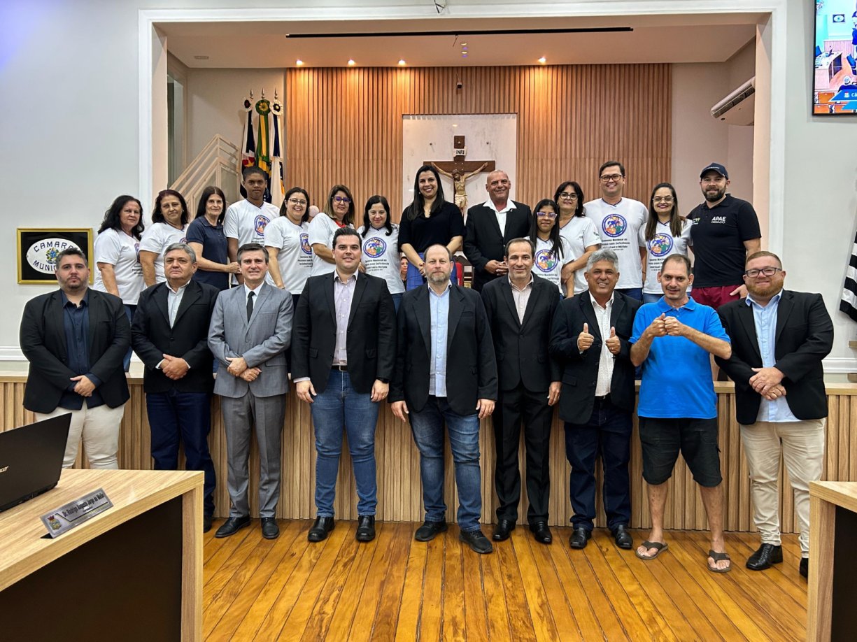 Presidente da APAE e alunos utilizam Tribuna Livre na Câmara