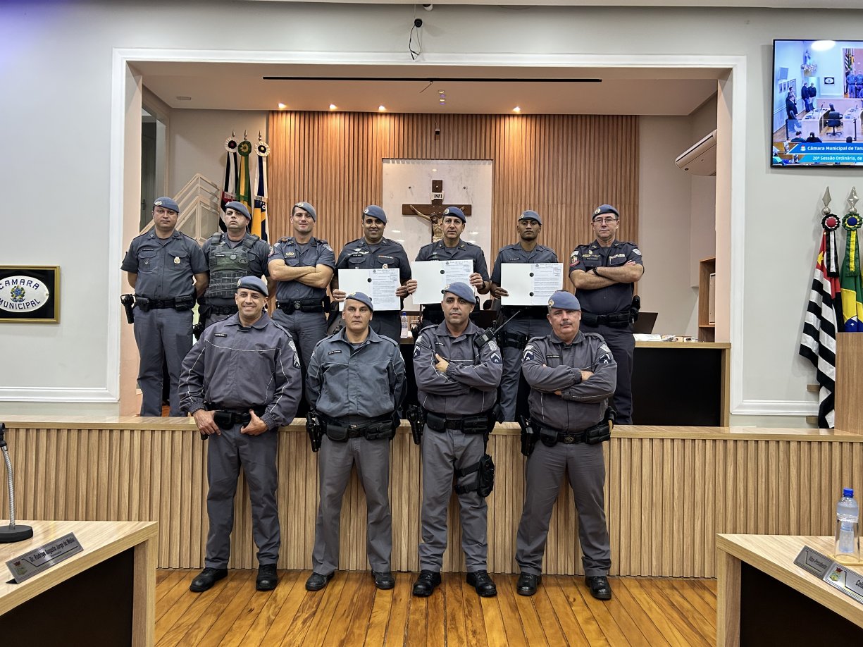 Policiais militares recebem moções de aplausos na Câmara