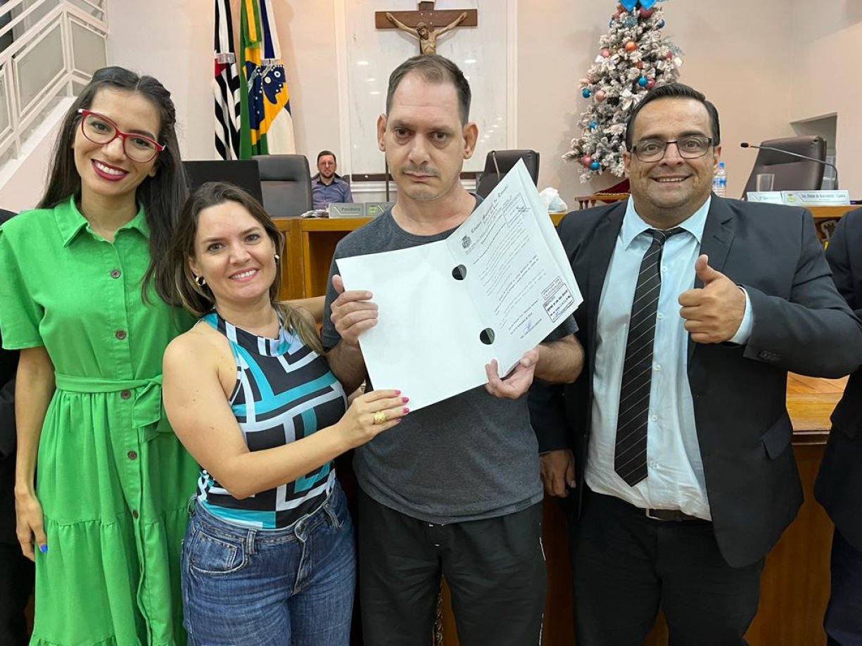 Jovem Maurício recebe o carinho de todos os vereadores.