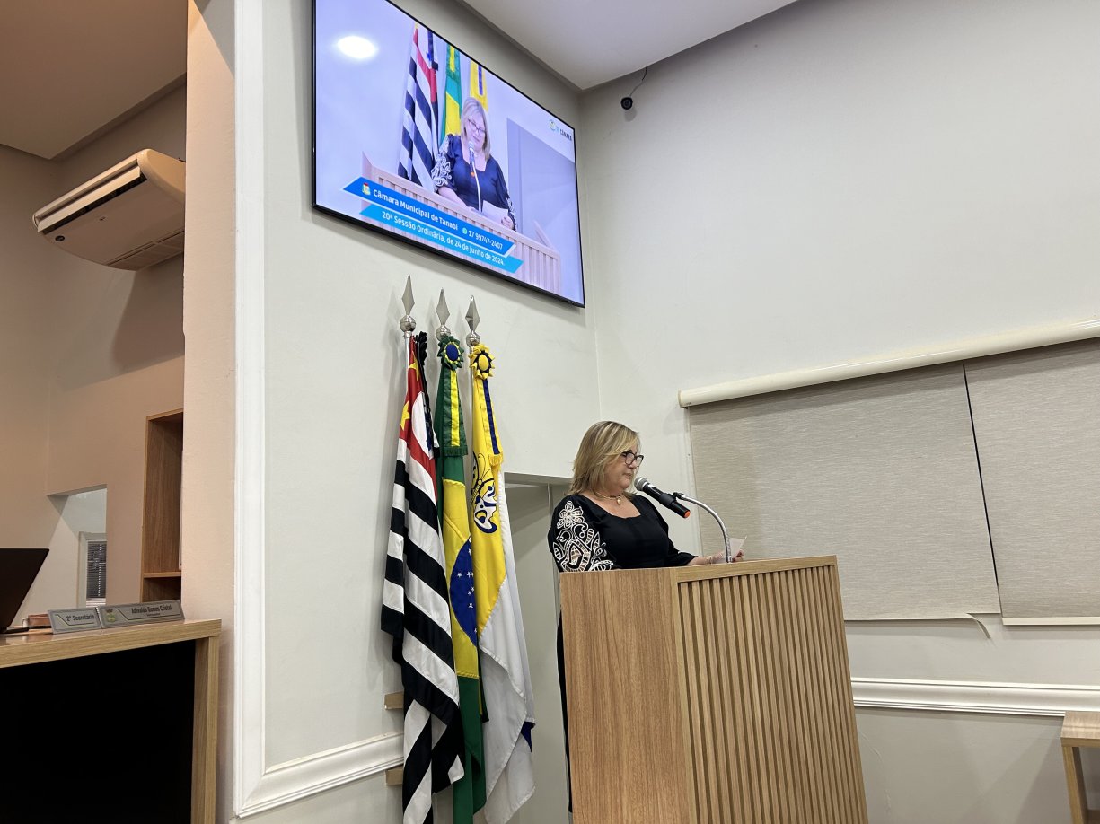 Professora Sandra Cristina Cesaretto Cristal é homenageada na Câmara