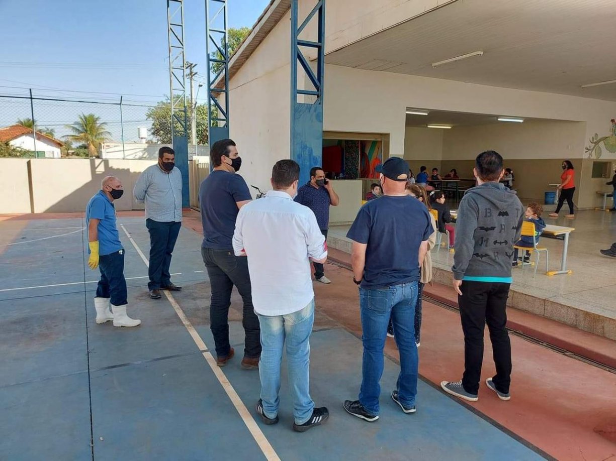 Escola Thereza Magri recebe visita dos vereadores e vice-prefeito