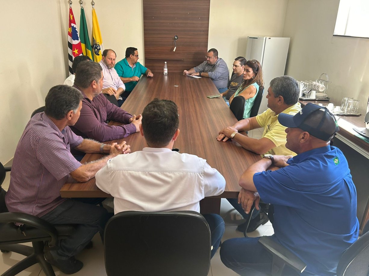 Equipe da Secretaria Municipal de Obras explica obras em avenida de Tanabi
