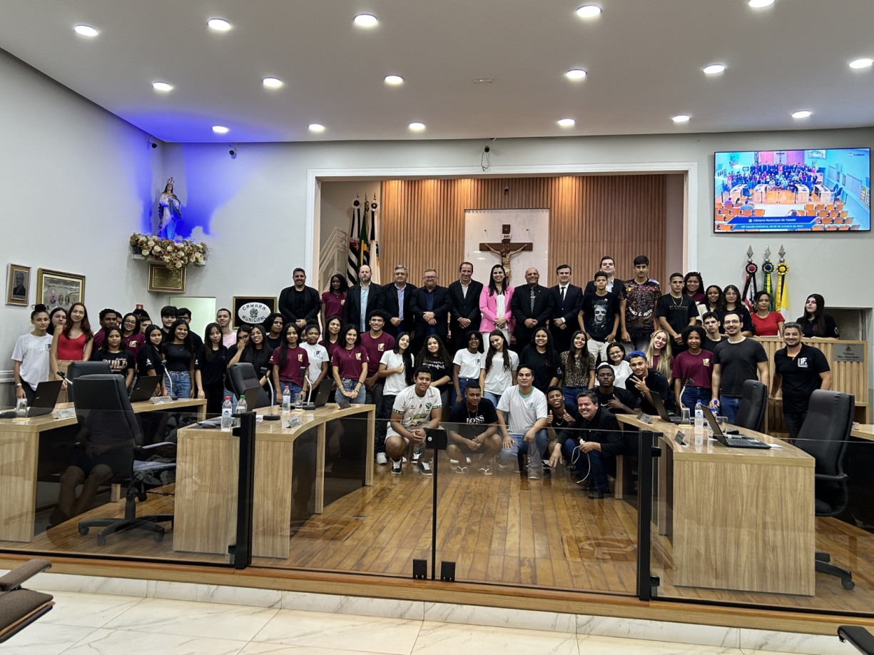 Alunos da Escola Padre Fidélis visitam a Câmara e acompanham a 29ª Sessão Ordinária