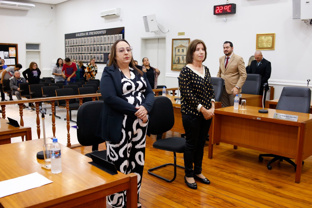 Sessão Solene é realizada para homenagear profissionais da enfermagem.
