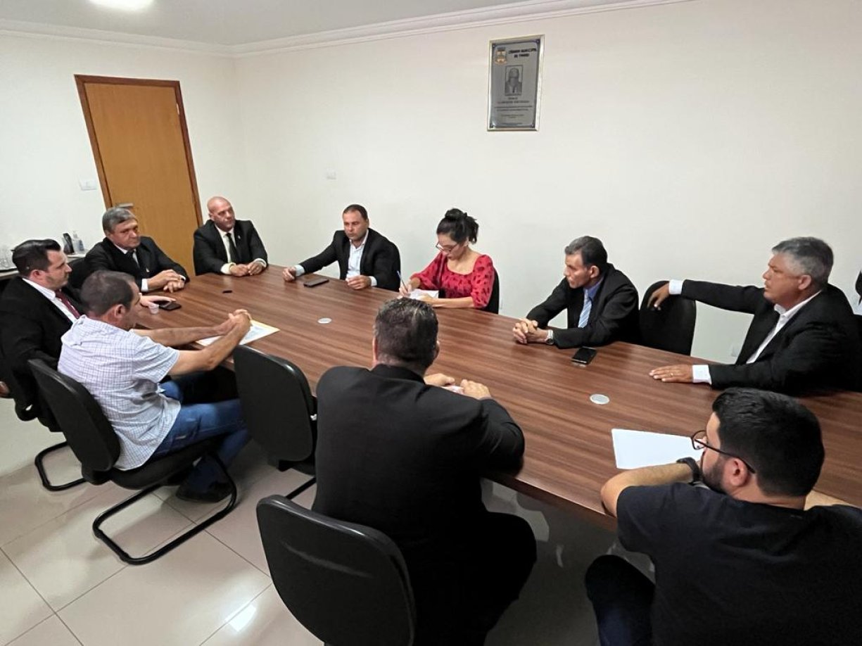 Representante de empresa de transporte público se reúne com os vereadores.