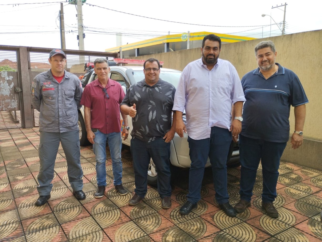 Vereadores participam da entrega da viatura da Defesa Civil.
