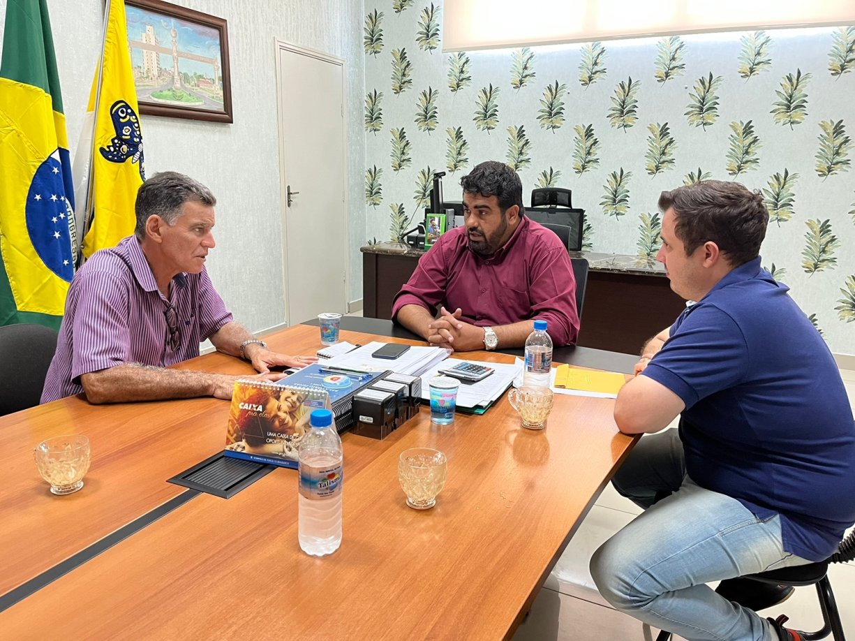 Presidente da Câmara e vereador visita o gabinete da Prefeitura Municipal.