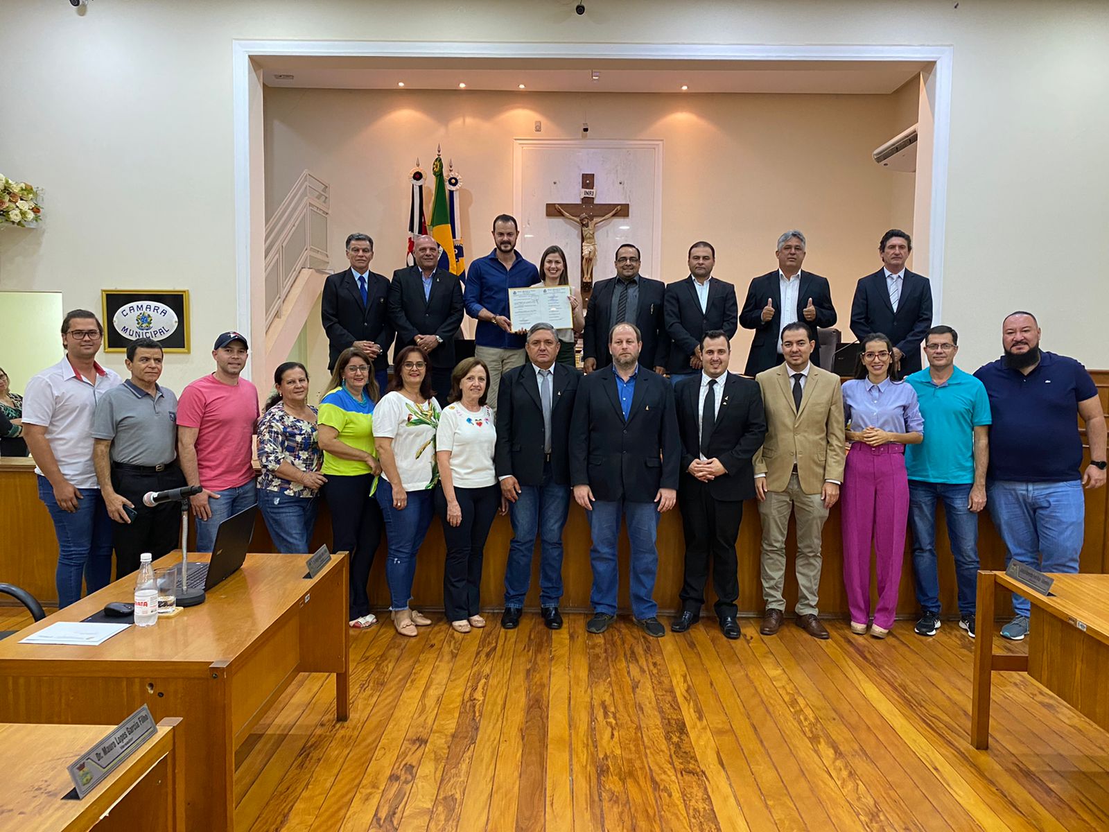 Paulo Roberto e Amanda Belarmino recebem Moção de Aplausos da Câmara Municipal.