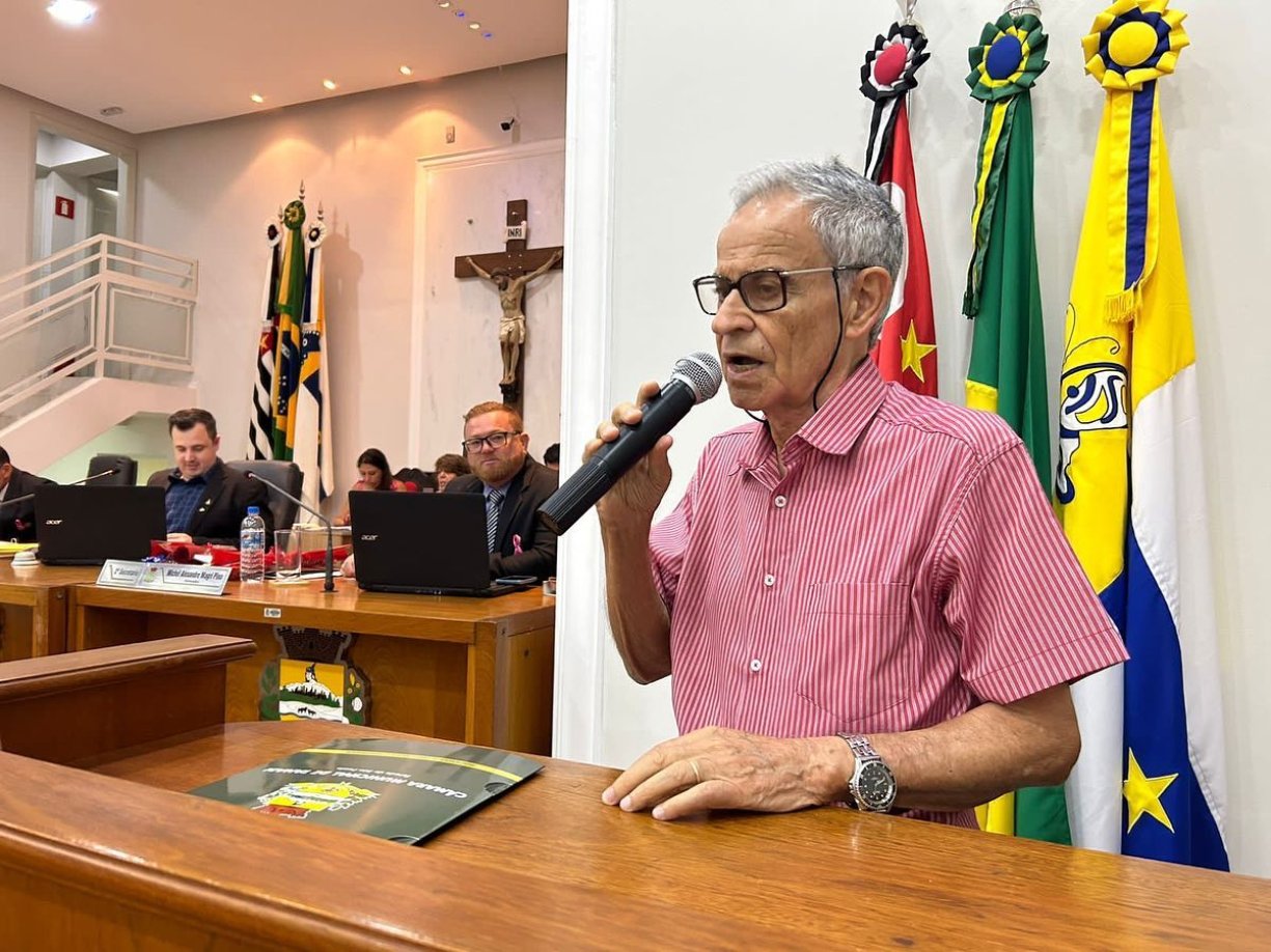 Professor Antônio João recebe Moção de vereadores.