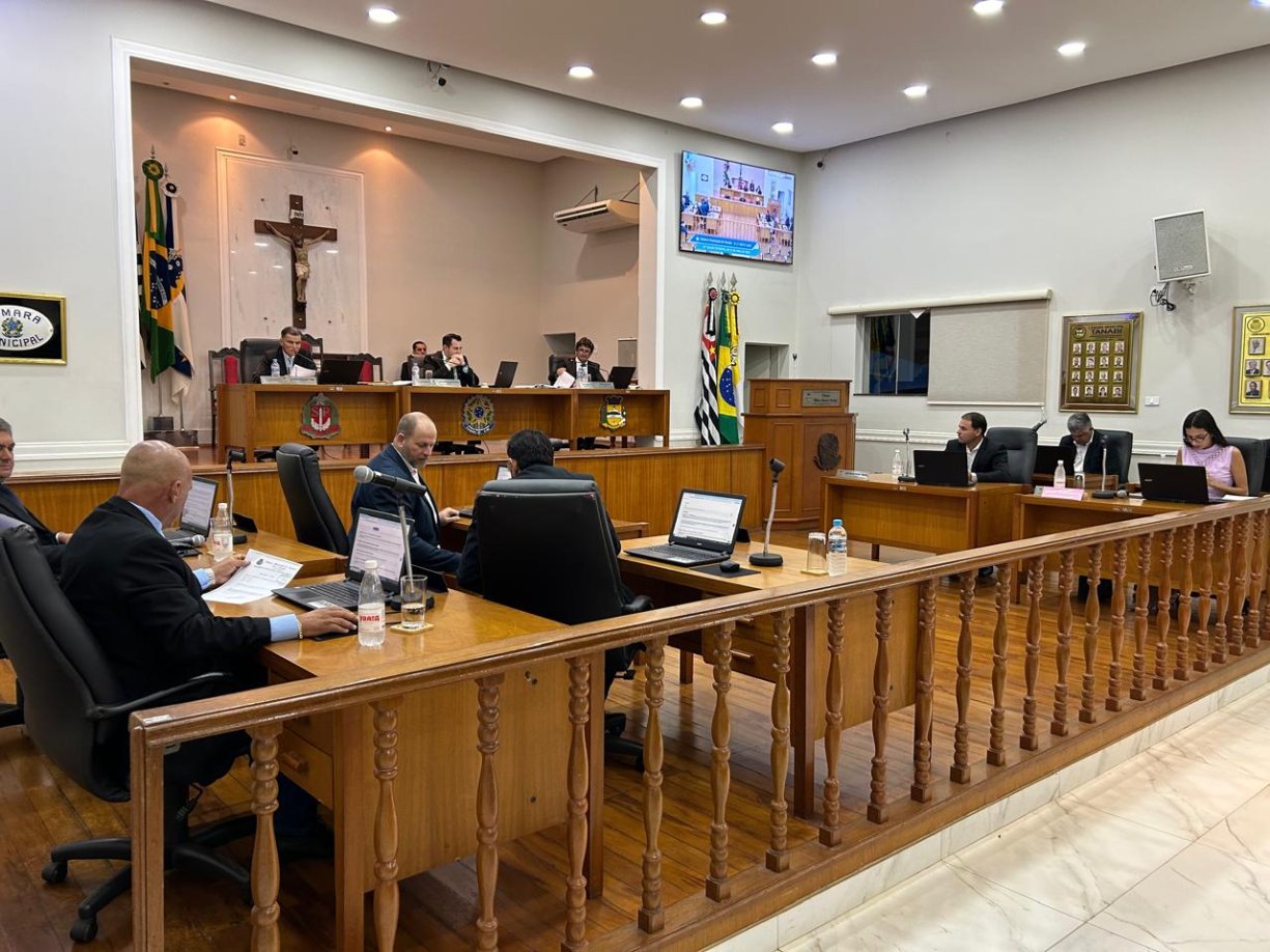 Vereadores pedem informações sobre escolaridade de comissionados da Prefeitura