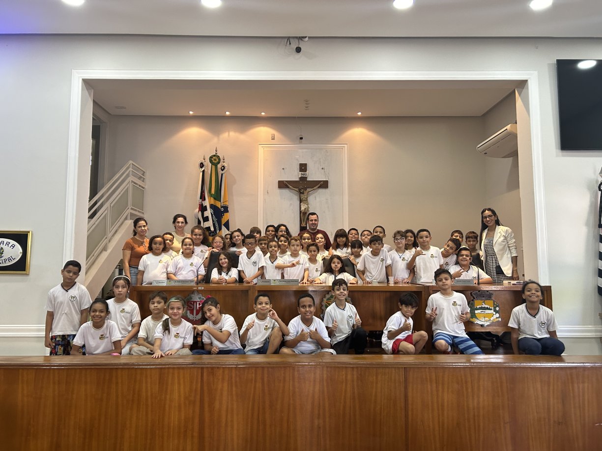 Alunos da Escola Municipal Thereza Magri do Carmo fazem visita à Câmara